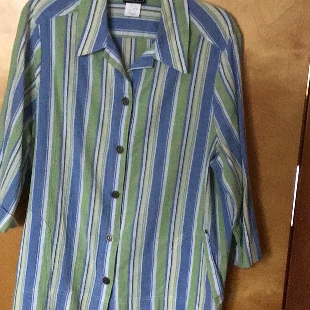 Womens shirt, size. 16